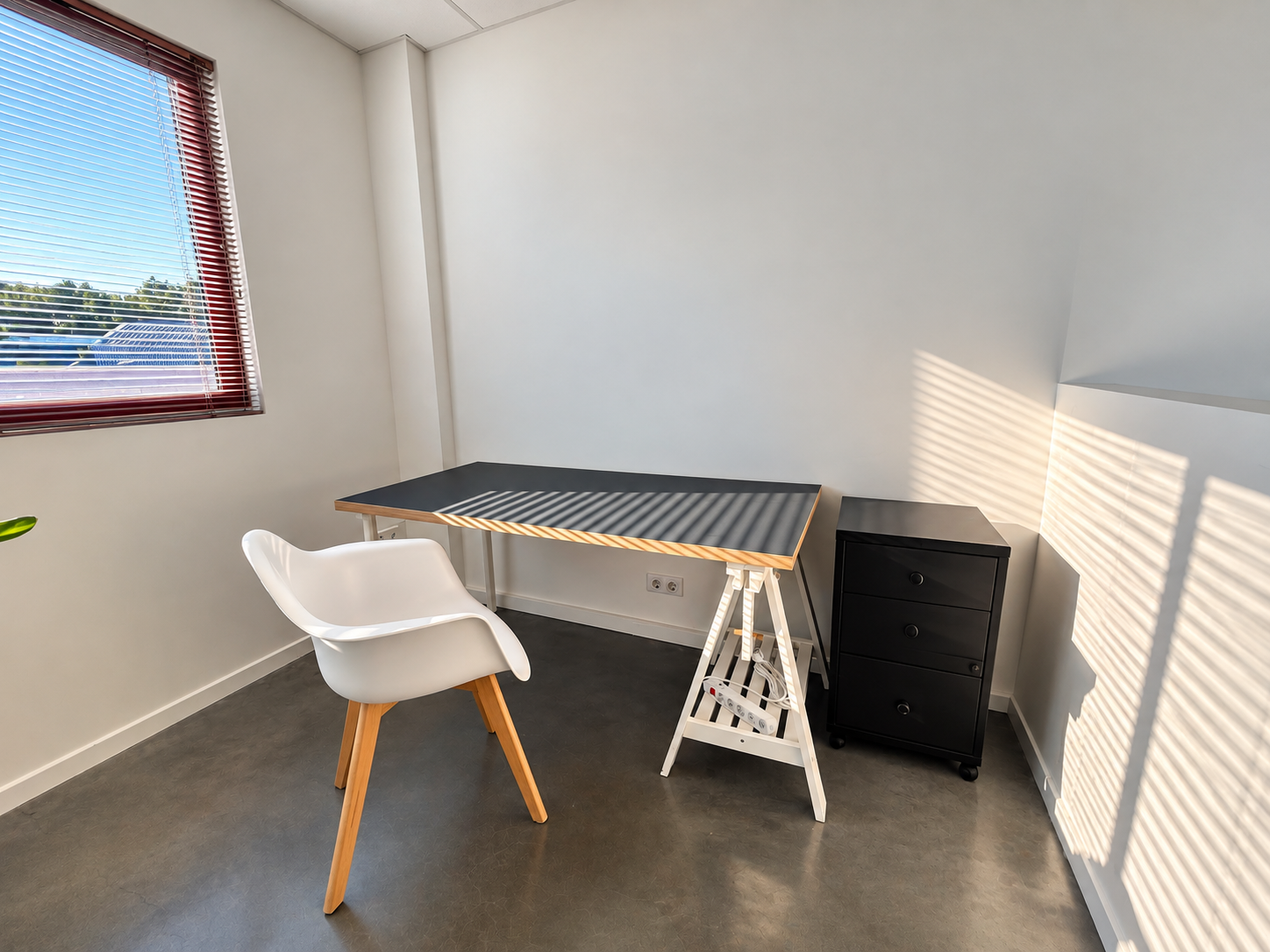 Bureau avec caisson de rangement et fenêtre lumineuse